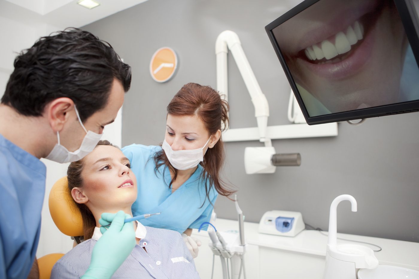 Протезисты клиники. Консультация стоматолога. Зубы стоматолог. Стоматологические картинки. Стоматологические процедуры.